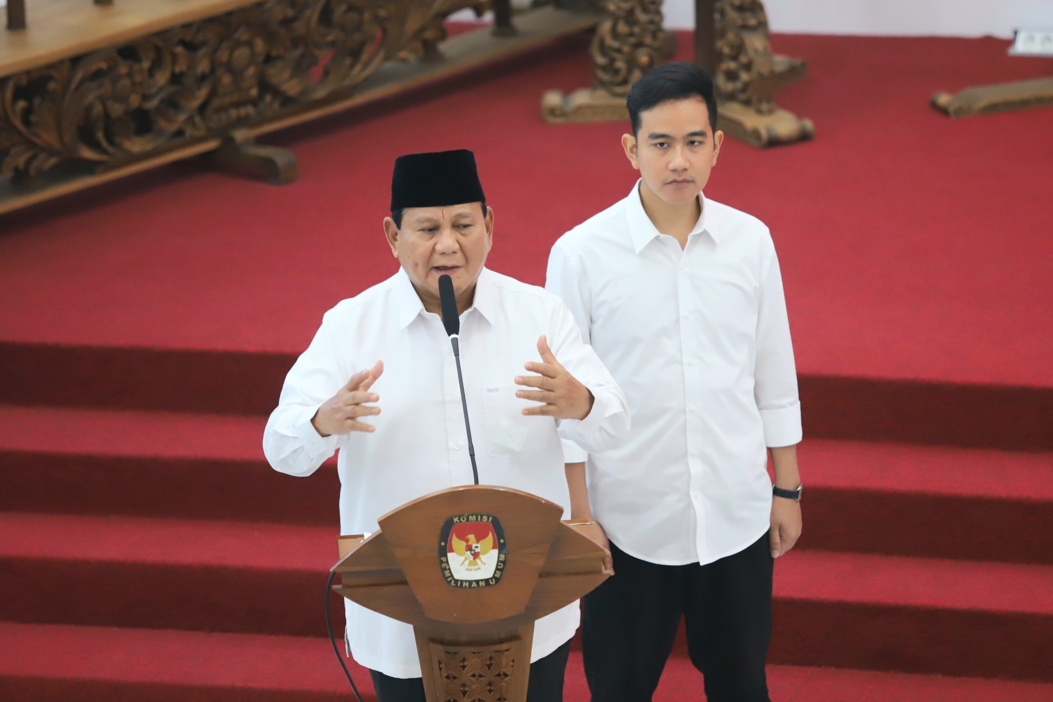 Calon presiden dan calon wakil presiden nomor urut 2, Prabowo Subianto bersama Gibran Rakabuming Raka saat memberikan sambutan. (DERY RIDWANSAH/ JAWAPOS.COM)