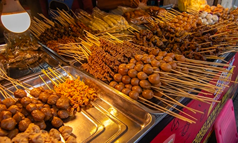 Aneka sate lezat sebagai pelengkap sego kucing. (Sumber: Shutterstock)