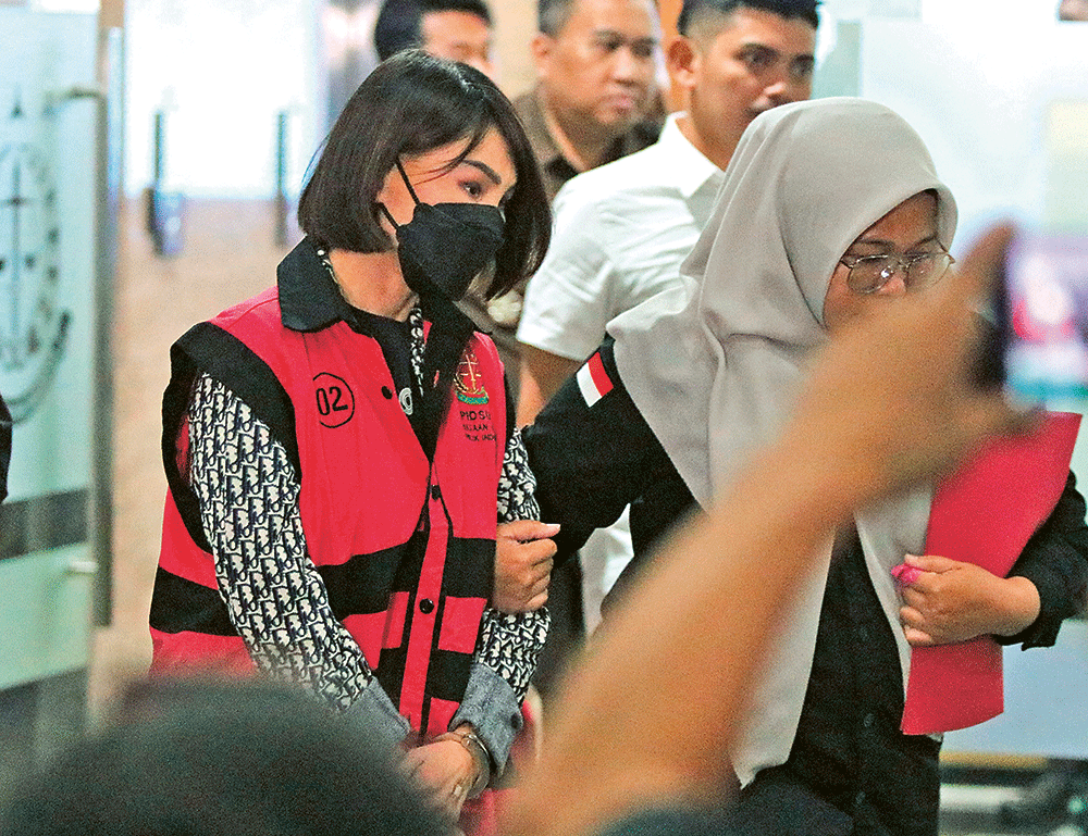 MENUJU RUTAN: Helena Lim setelah ditetapkan sebagai tersangka, Selasa (26/30) malam. Menyusul Helena Lim, hari ini Jumat (26/4), lima orang ditetapkan sebagai tersangka dugaan korupsi PT Timah Tbk.