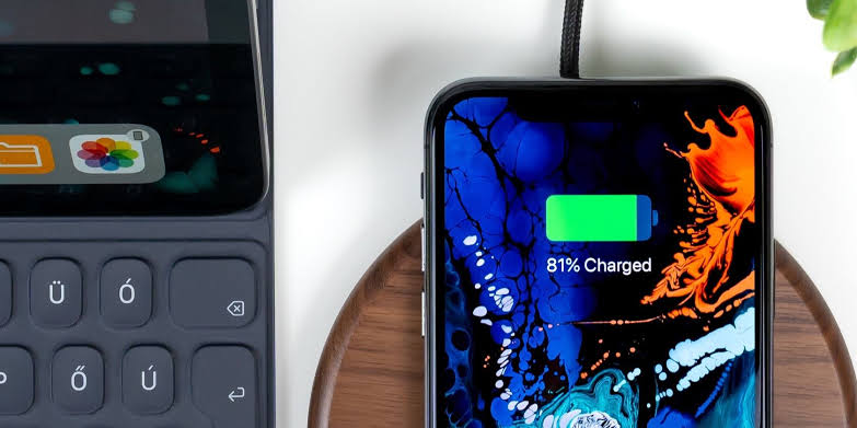 Ilustrasi: Ngecas perangkat iPhone. (MakeUseOf)