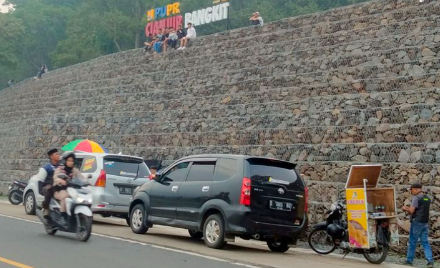 Warga Cianjur bersantai di bekas lokasi gempa di Cugenang. Mental sudah pulih.