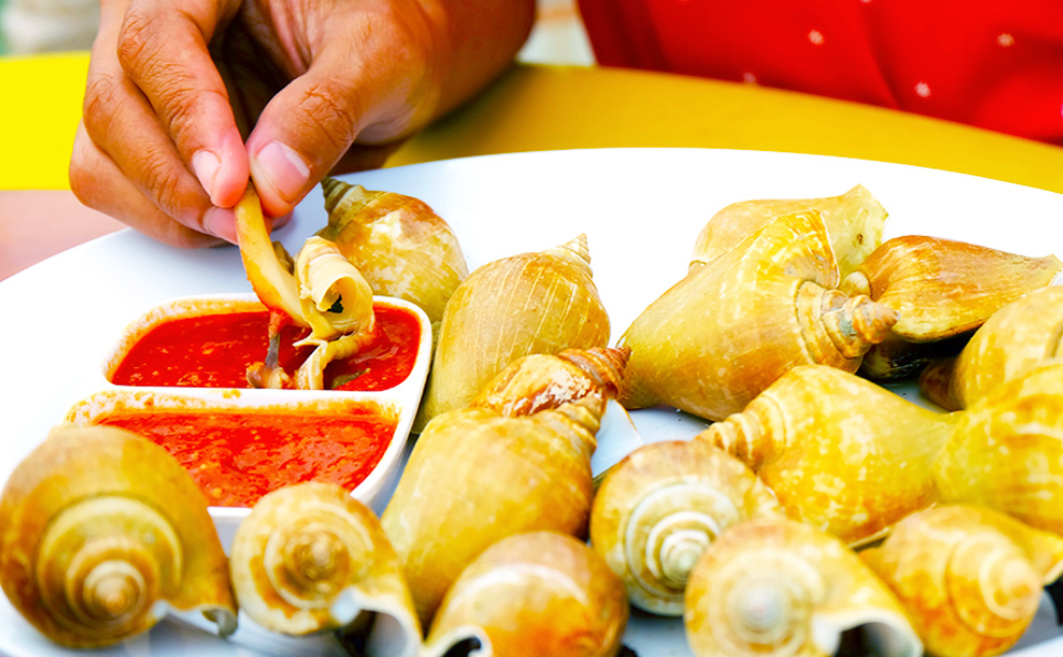 Siput Gonggong rebus dengan cocolan sambal pedas yang nikmat (Rakhmat &ndash; Shutterstock)