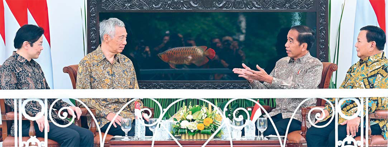 DIALOG: Presiden Jokowi (dua dari kanan) didampingi Menhan Prabowo Subianto berbincang dengan PM Lee Hsien Loong dan Deputi PM Lawrence Wong di Istana Bogor kemarin. (SETPRES)