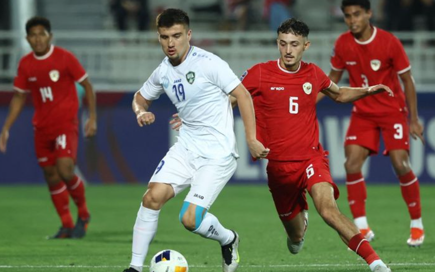 Ivar Jenner (kanan) mengawal Khusayin Norchaev dalam partai timnas U-23 Indonesia melawan Uzbekistan pada semifinal Piala Asia U-23 2024 di Doha (29/4/2024).