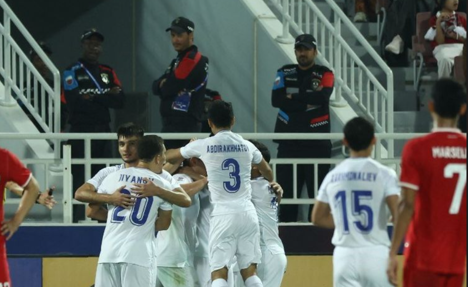 Para pemain Uzbekistan melakukan selebrasi menyusul gol bunuh diri yang dicetak Indonesia pada laga semifinal Piala Asia U23 AFC Qatar 2024.