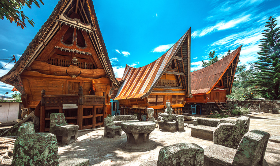 Rumah adat yang unik di Pulau Samosir (Akedesign &ndash; Shutterstock)