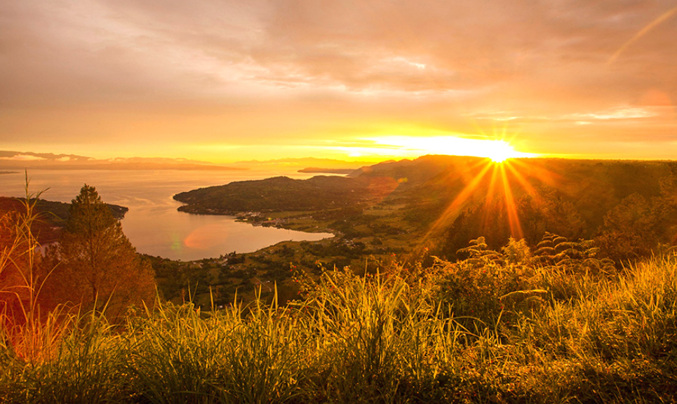 Suasana syahdu menikmati sunset yang memerah di atas bukit (Toba Tiva &ndash; Shutterstock)