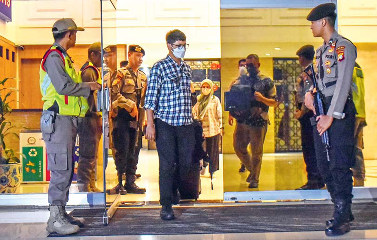 TELISIK DOKUMEN: Tim KPK menyita dokumen saat menggeledah ruang Sekjen DPR di Senayan, Jakarta, Selasa (30/4). (MIFTAHUL HAYAT/JAWA POS)