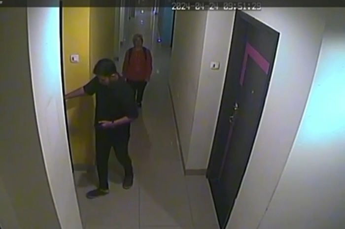 Tangkapan kamera CCTV yang memperlihatkan pelaku dan korban pembunuhan mayat di dalam koper. (Istimewa)