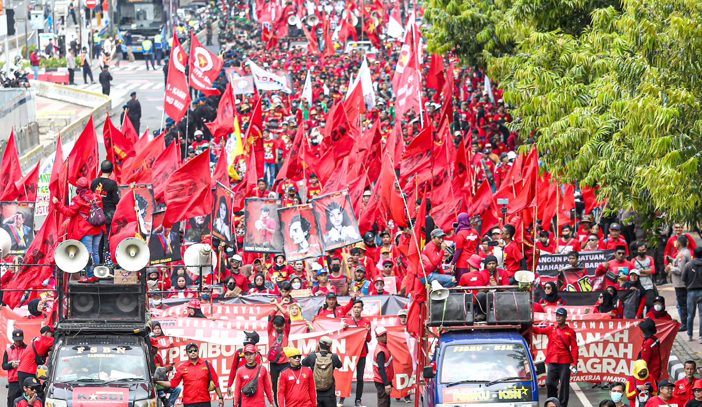 LONG MARCH: Buruh dari berbagai elemen di Jabodetabek melakukan aksi saat peringatan Hari Buruh Internasional di Jalan M.H. Thamrin, Jakarta, kemarin (1/5). (MIFTAHUL HAYAT/JAWA POS)