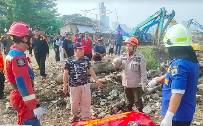 Seorang pria tanpa identitas ditemukan tewas dalam keadaan mengambang menyatu dengan sampah di Kali Banjir Kanal Barat, Kebon Melati, Tanah Abang, Jakarta Pusat. Pria itu ditemukan warga pada Jumat.