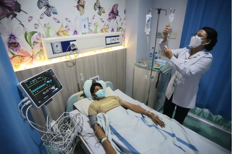 Tenaga medis memeriksa pasien demam berdarah pada ruang perawatan pasien di RSUD Taman sari, Jakarta Barat, Rabu (17/3/2024). (DERY RIDWANSAH/ JAWAPOS.COM)