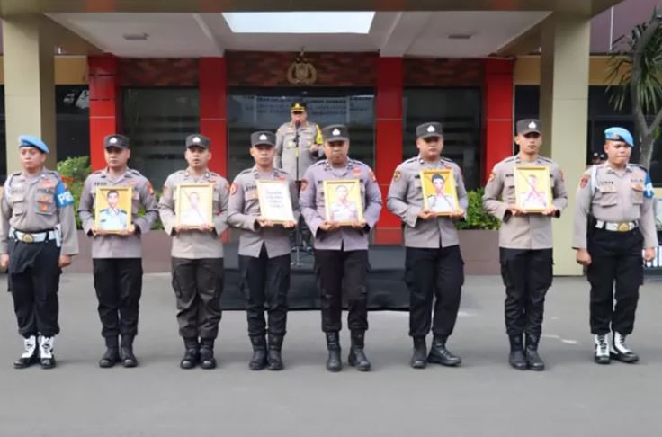 Polres Metro Jakarta Selatan memecat atau pemberhentian dengan tidak hormat (PTDH) kepada enam anggotanya yang terlibat kasus narkoba dan tidak masuk kerja (desersi) di Jakarta, Jumat (3/5/2024).