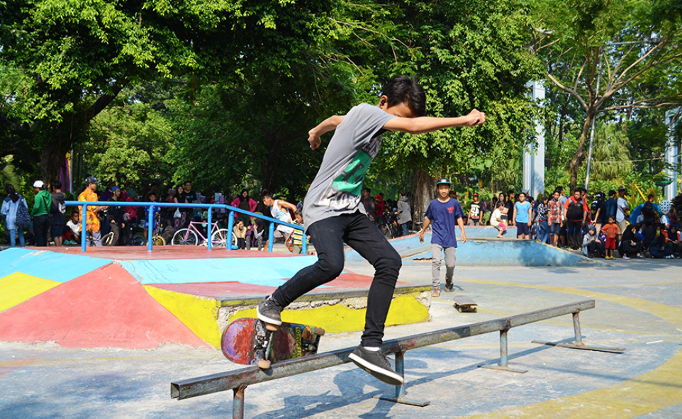 Fasilitas dan keseruan di Taman Bungkul. (Sumber: Mumun96 &ndash; Shutterstock)