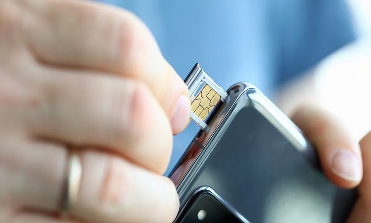 Buka slot kartu SIM dan bersihkan dengan menggunakan tisu. / Sumber Foto : kuprevich freepik.com/author/