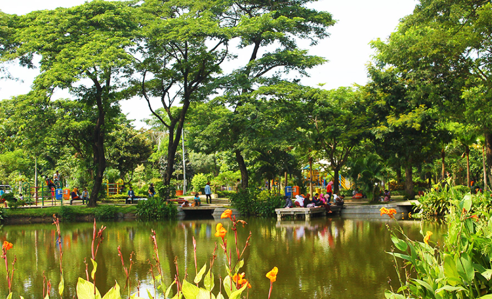 Kebun Bibit Wonorejo dan danaunya yang tenang. (Sumber Nugroho &ndash; Shutterstock)