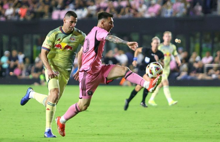 Penyerang Inter Miami, Lionel Messi, beraksi pada laga Major League Soccer (MLS) kontra New York Red Bulls di Chase Stadium, Fort Lauderdale, Florida, Amerika Serikat pada Sabtu (4/5/2024)