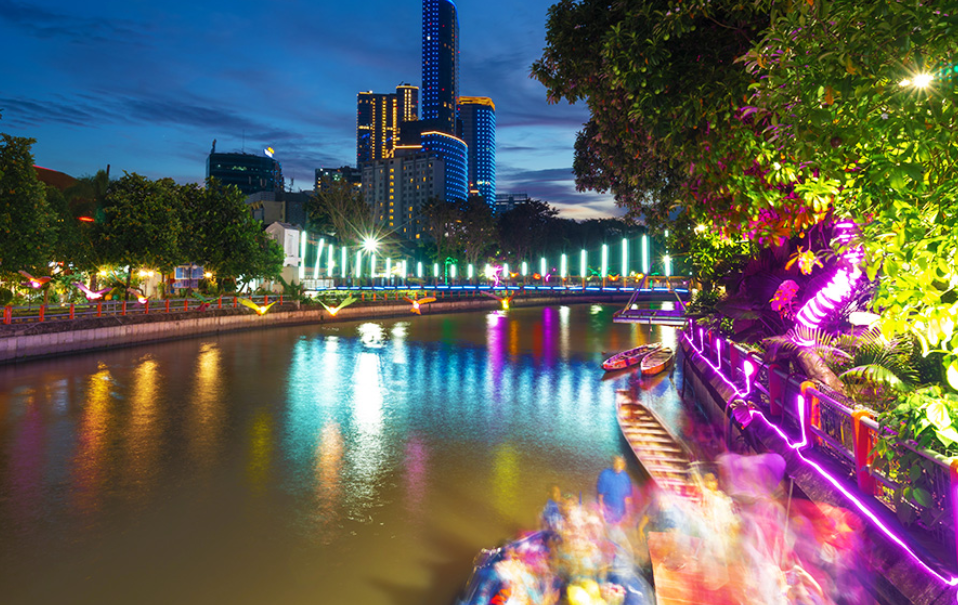 Nikmati cantiknya Surabaya di malam hari. (Sumber: Anom Harya &ndash; Shutterstock)