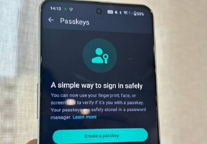 ilustrasi cara login Whatsapp tanpa kode OTP menggunakan fitur passkey