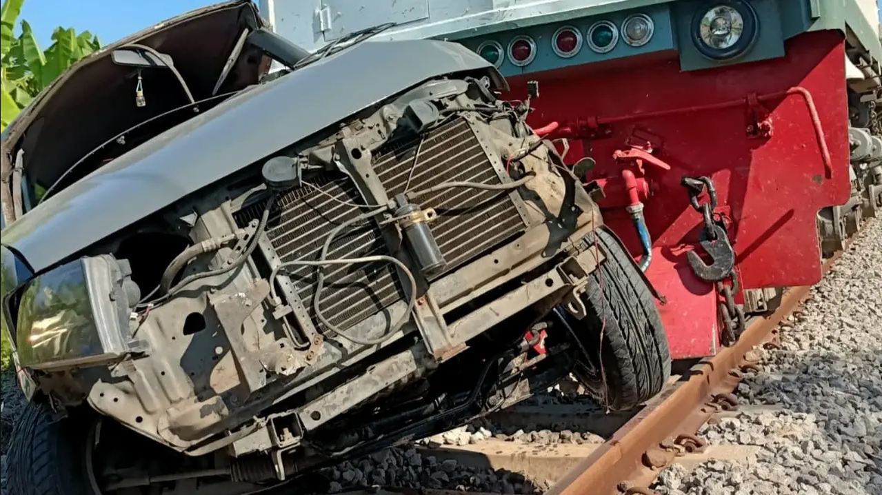 Tabrakan Kereta Api Pandalungan dengan Mobil di Pasuruan, 3 Orang Meninggal Dunia. Kecelakaan minibus bernomor polisi N-1475-WU yang tertabrak Kereta Api terjadi di Desa Patuguran, Kecamatan Rejoso.