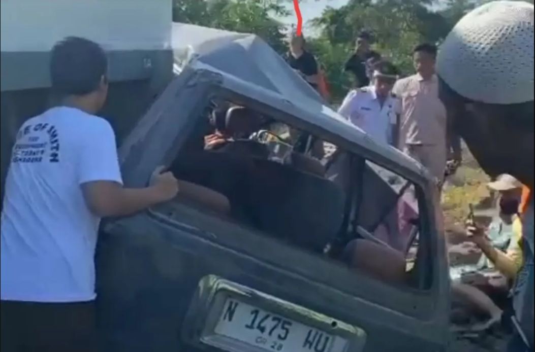 Petugas melakukan evakuasi kecelakaan kereta api di Pasuruan, Jawa Timur, Selasa (7/5/2024) ANTARA/HO-Tangkapan Layar