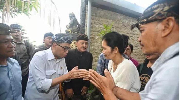 Menteri Perhubungan (Menhub) Budi Karya Sumadi saat mengunjungi keluarga mahasiswa STIP yang tewas dianiaya senior di Klungkung, Bali, pada hari ini Kamis (9/5). (Istimewa)