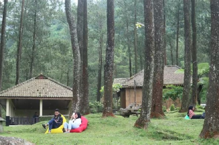 BERSANTAI: Wisatawan saat menikmati waktu bersantai di area Vanaprastha Park Kabupaten Semarang. (FOTO: NURFAIK/JAWA POS RADAR SEMARANG)