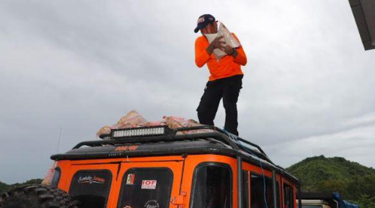 BNPB menggandeng komunitas off road untuk mendistribusikan bantuan bagi korban banjir di Sulawesi Selatan khususnya di Kabupaten luwu. (Foto istimewa)