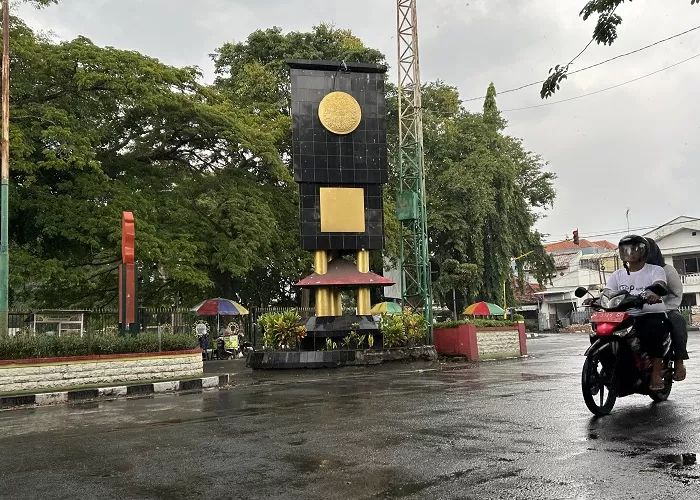 Kamis (9/5), pengendara sepeda motor melintas di sekitar tugu Adipura di Jalan Ahmad Yani, Bangkalan