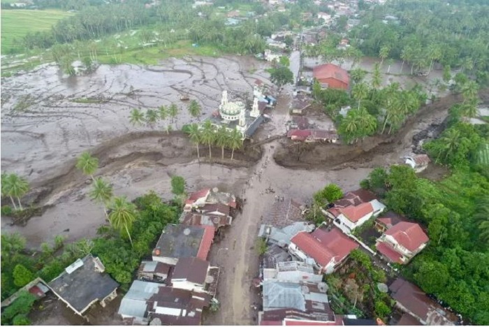 Pantauan drone BPBD Tanah Datar atas banjir bandang di Simpang Manunggal, Kecamatan Lima Kaum, Kab Tanah Datar. Sungai itu berhulu di Gunung Marapi dengan nama Sungai Malana atau Lona (BNPB)