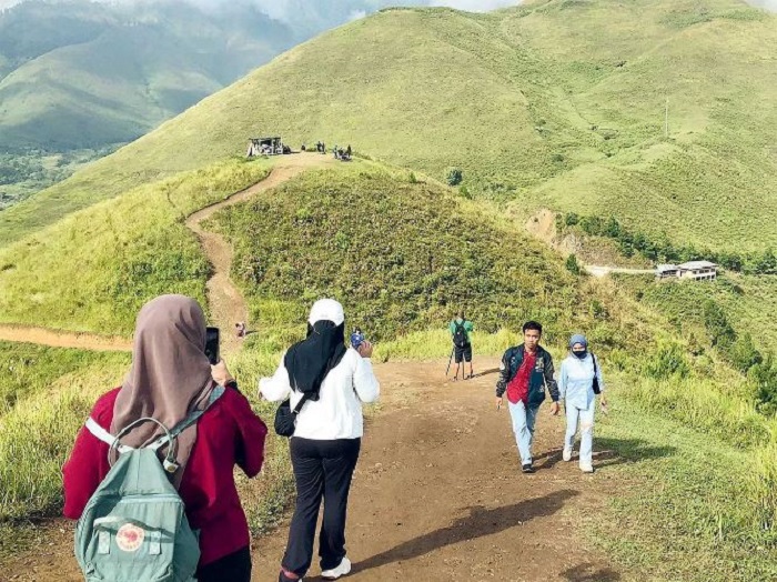 BERKESAN: Menjajal menapaki Bukit Holbung pada 29 April lalu. (FERLYNDA PUTRI/JAWA POS)