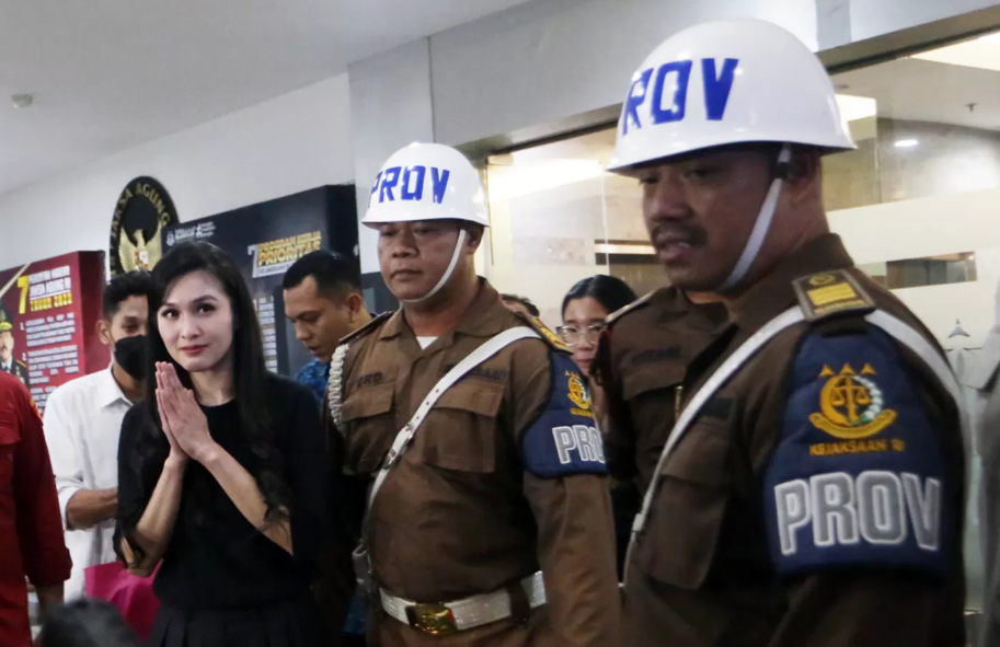 Artis Sandra Dewi usai menjalani pemeriksaan di Gedung Kejaksaan Agung, Jakarta, Rabu (1552024). (DERY RIDWANSAH JAWAPOS.COM)