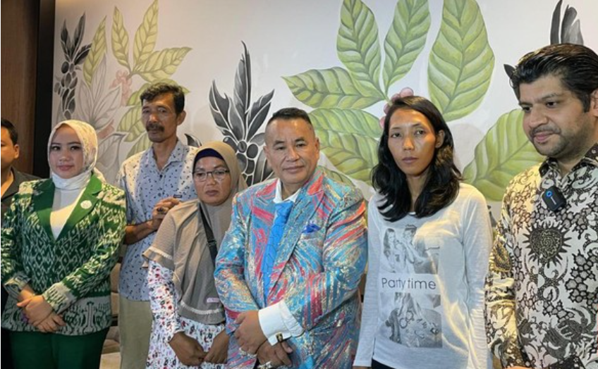Keluarga Vina Cirebon bertemu Hotman Paris di Central Park Jakarta Barat, Kamis (16/5). (Foto cnnindonesia)