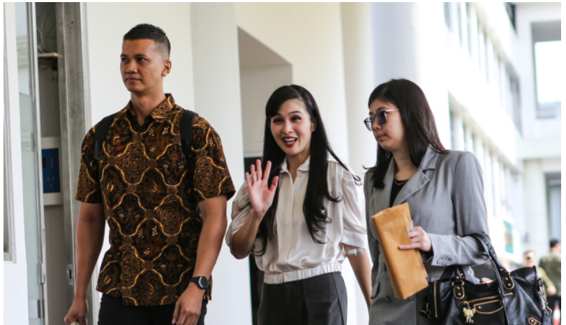 Selebritas istri Harvey Moeis, Sandra Dewi, menghadiri penggilan Kejagung untuk diperiksa dalam kasus korupsi timah. (ANTARA)