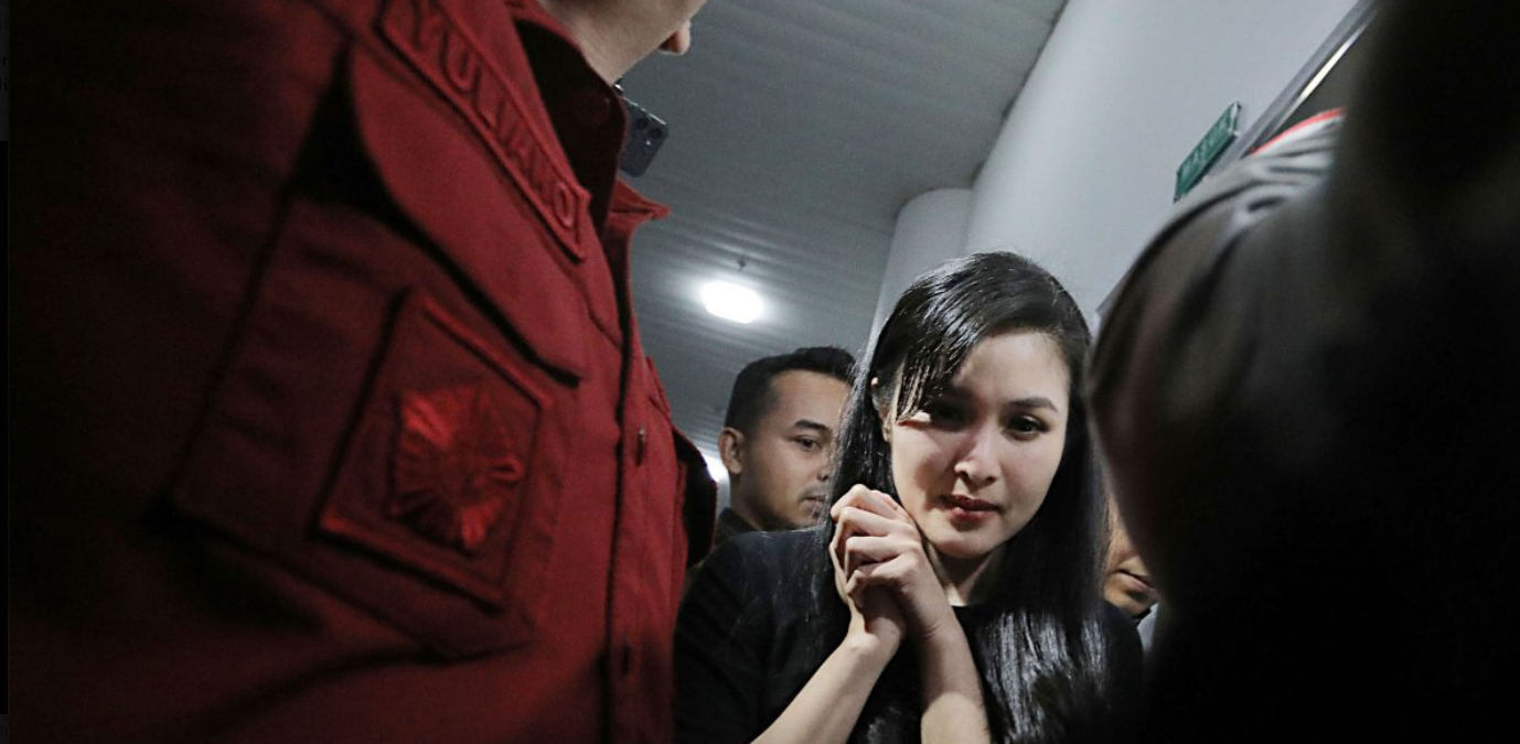 Selebritis Sandra Dewi usai menjalani pemeriksaan di Gedung Kejaksaan Agung, Jakarta, Rabu (15/5/2024).