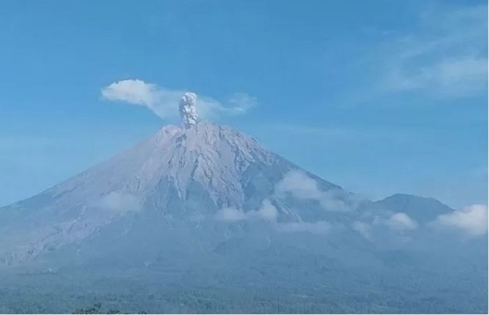 Gunung Semeru erupsi pada Jumat (17/5) pukul 08.05 WIB. (PVMBG/Antara)