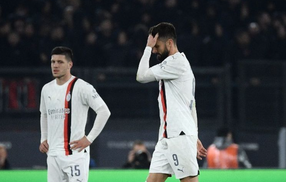 Ekspresi kecewa Luka Jovic dan Olivier Giroud dalam laga leg kedua perempat final Liga Europa 2023-2024 antara Roma vs Milan di Stadion Olimpico, 18 April 2024.
