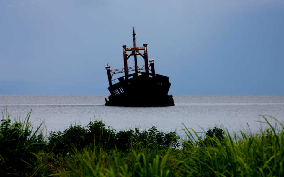 Kapal Tosimaru di Pantai Ngofagita (Irwandkv &ndash; Shutterstock)