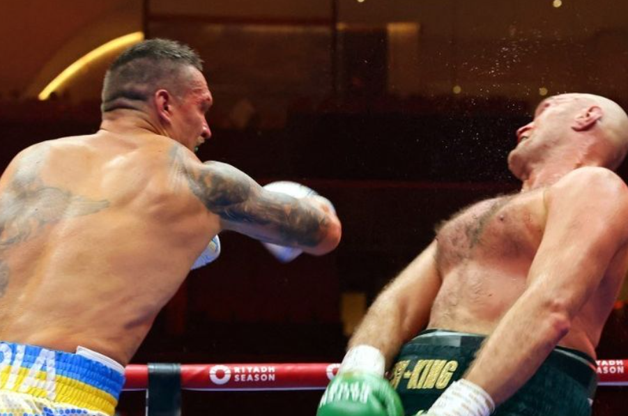 Oleksandr Usyk kala bertarung dalam perebutan gelar juara dunia kelas berat tinju di Kingdom Arena, Riyadh, Arab Saudi, 19 Mei 2024. Usyk mengalahkan Fury dengan split decision dan menjadi juara dunia