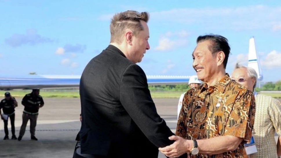 Menteri Koordinator Bidang Maritim dan Investasi Luhut Binsar Pandjaitan (kanan) menyambut kedatangan CEO Tesla Inc. sekaligus SpaceX Elon Musk (kiri) di Bandara Bali, Minggu (19/5/2024)