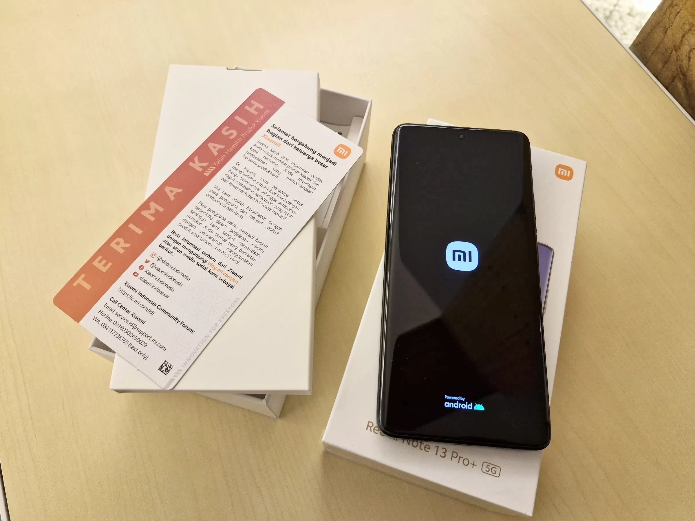 Unboxing Redmi Note 13 Pro Plus 5G, langsung mendapat sambutan hangat dari Xiaomi Indonesia. (RianAlfianto/JawaPos.com)