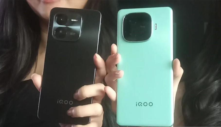 Tampilan ponsel baru keluaran iQOO yakni iQOO Z9 (kanan) dan iQOO Z9x (kiri).