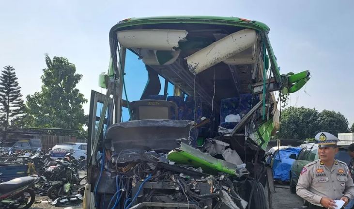 Bus rombongan SMP PGRI Wonosari Malang saat diamankan di Mako Satlantas Polres Jombang (Achmad RW/Radar Jombang)