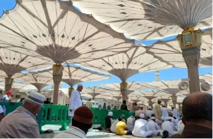 Cuaca panas saat siang hari bisa membuat jamaah haji dehidrasi dan kehabisan stamina./Kemenag via Jawa Pos