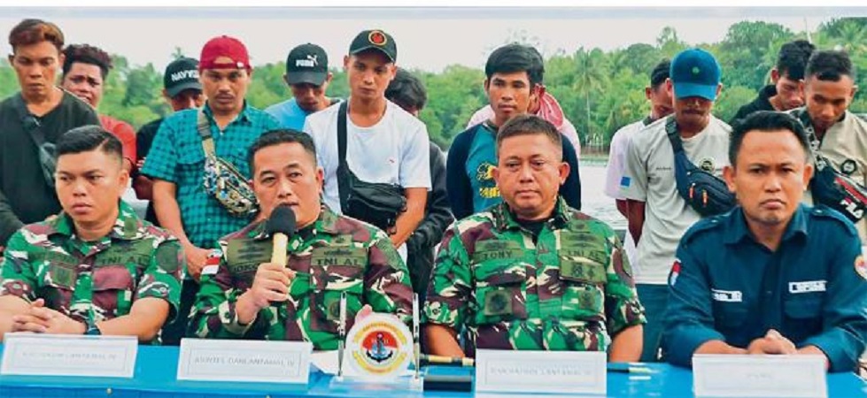 NONPROSEDURAL: Foto rilisan Mabes TNI AL kemarin (22/5) yang memperlihatkan rilis evakuasi belasan PMI ilegal di Batam (21/5). (LANTAMAL IV/BATAM)