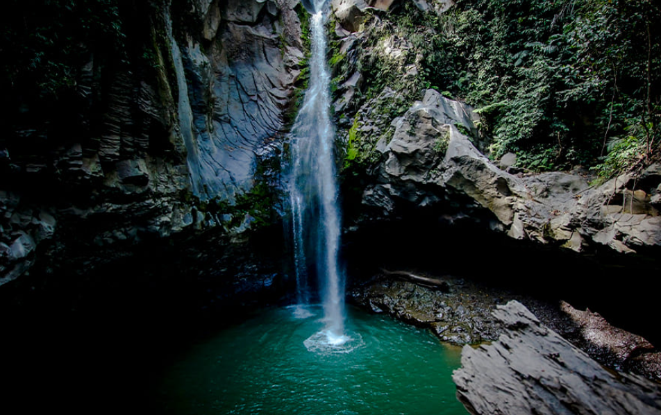 Air Terjun Jembatan Batu (Makan Siang &ndash; Shutterstock)