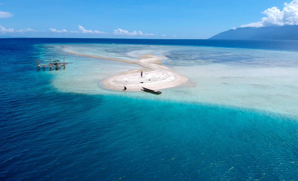Pantai Wayaua dengan pasir putihnya yang cantik (Udi Hammin &ndash; Shutterstock)