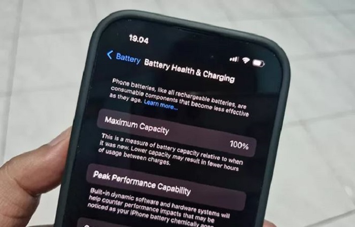 Fitur pemantauan kesehatan baterai iPhone. (Rian Alfianto/JawaPos.com)