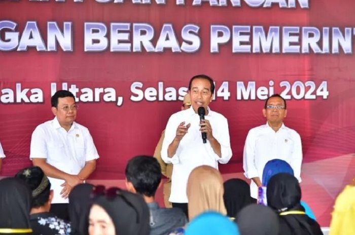 Presiden Jokowi memberikan sambutan di acara penyerahan bantuan pangan di Lapangan Tenis Alun-Alun Kirambu, Kabupaten Kolaka Utara, Sulawesi Tenggara (Sultra), Selasa (14/5). (ANTARA)