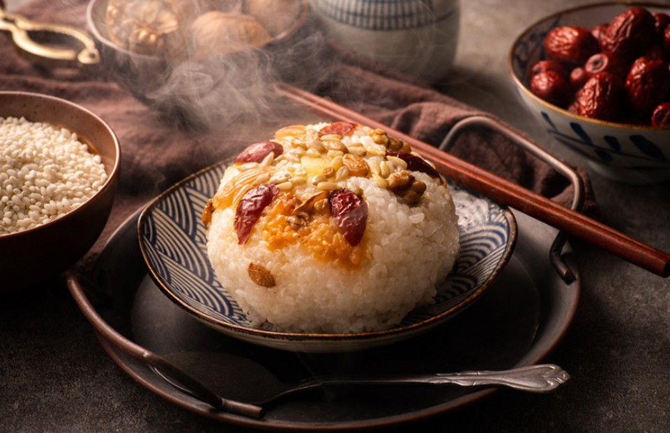 Eight treasure rice pudding, bermakna kekayaan (Ivanwei &ndash; Shutterstock)